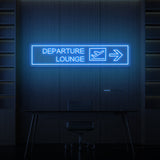 Leuchtreklame „ABFAHRTSLOUNGE“.