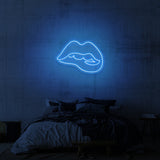 Leuchtreklame „Beißende Lippen“.