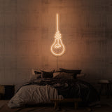 Leuchtreklame „LICHT“.