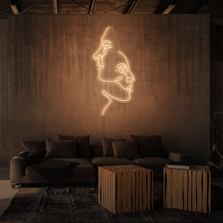 Leuchtreklame „TWOFACE“.