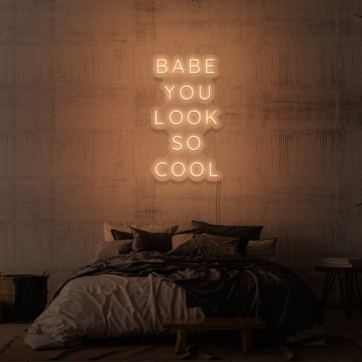 Neonschild „Babe, du siehst so cool aus“.