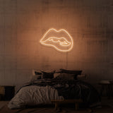 Leuchtreklame „Beißende Lippen“.