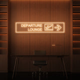 Leuchtreklame „ABFAHRTSLOUNGE“.