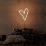 Leuchtreklame „DAS HERZ“.