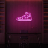 Leuchtreklame „NIKE“.