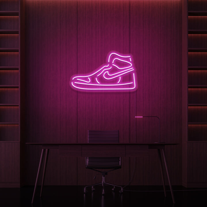 Leuchtreklame „NIKE“.