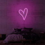 Leuchtreklame „DAS HERZ“.