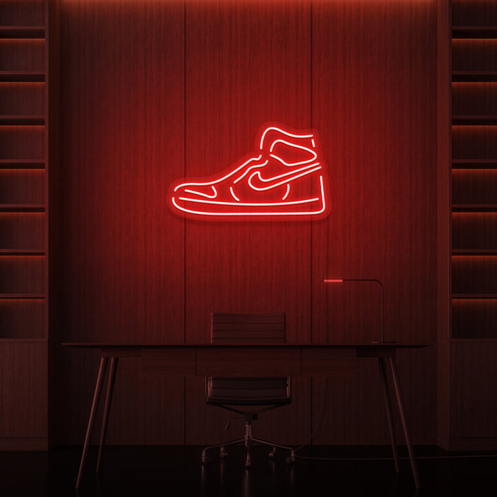 Leuchtreklame „NIKE“.