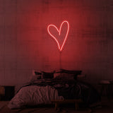 Leuchtreklame „DAS HERZ“.