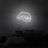 Leuchtreklame „Beißende Lippen“.