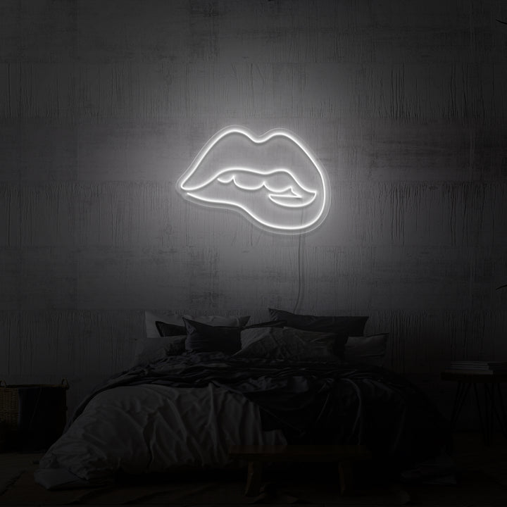 Leuchtreklame „Beißende Lippen“.