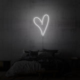 Leuchtreklame „DAS HERZ“.