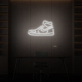 Leuchtreklame „NIKE“.