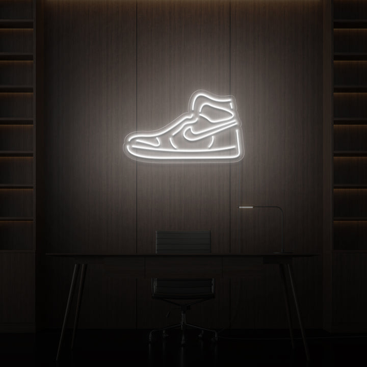 Leuchtreklame „NIKE“.