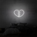 Leuchtreklame „Gebrochenes Herz“.