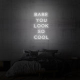 Neonschild „Babe, du siehst so cool aus“.