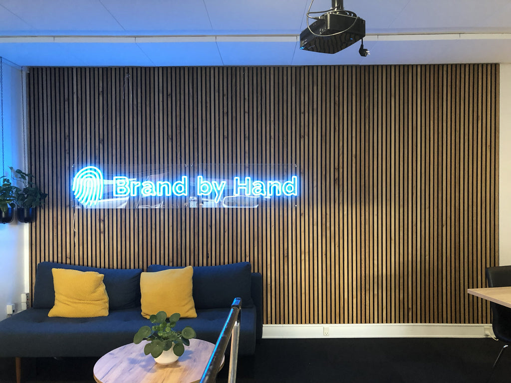 Holzpaneele und LED-Neon passen zusammen