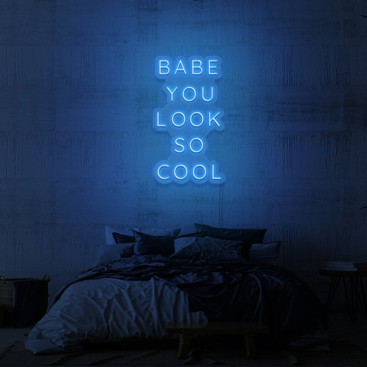 Neonschild „Babe, du siehst so cool aus“. 