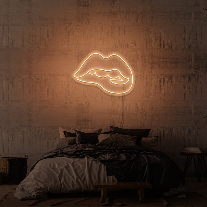 Leuchtreklame „Beißende Lippen“. 