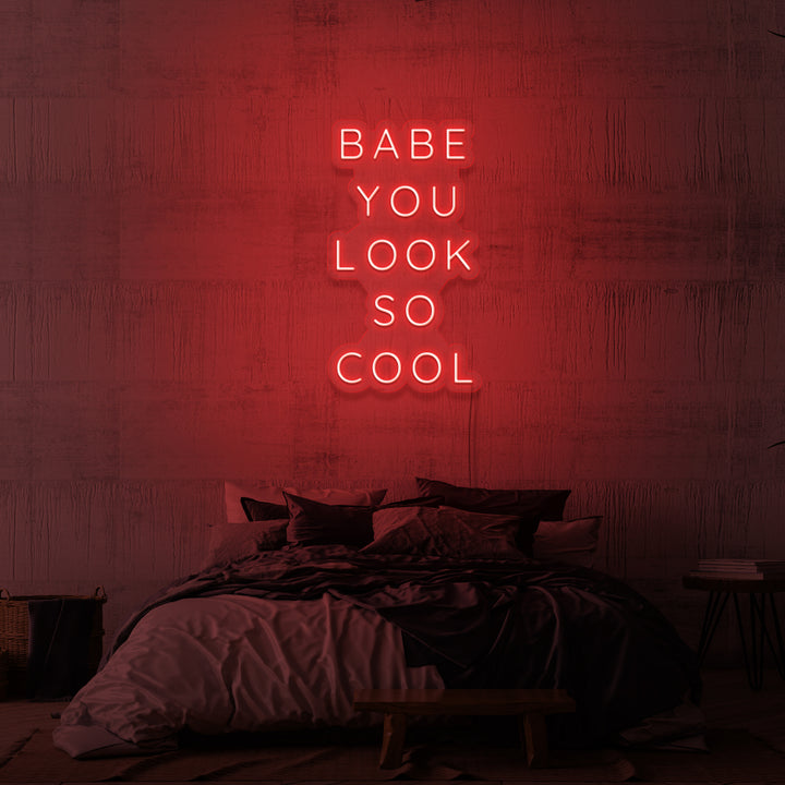Neonschild „Babe, du siehst so cool aus“. 
