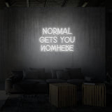Leuchtreklame „Normal bringt dich nirgendwo hin“. 
