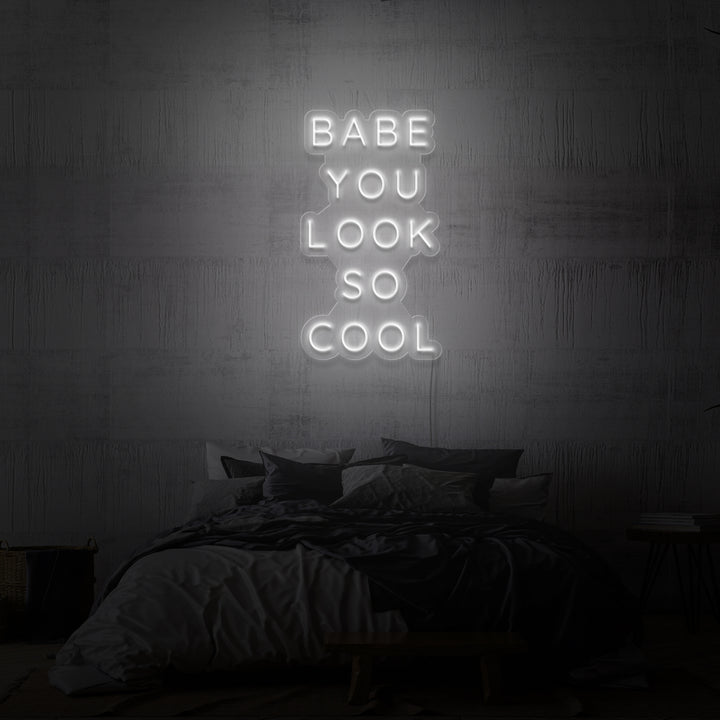 Neonschild „Babe, du siehst so cool aus“. 